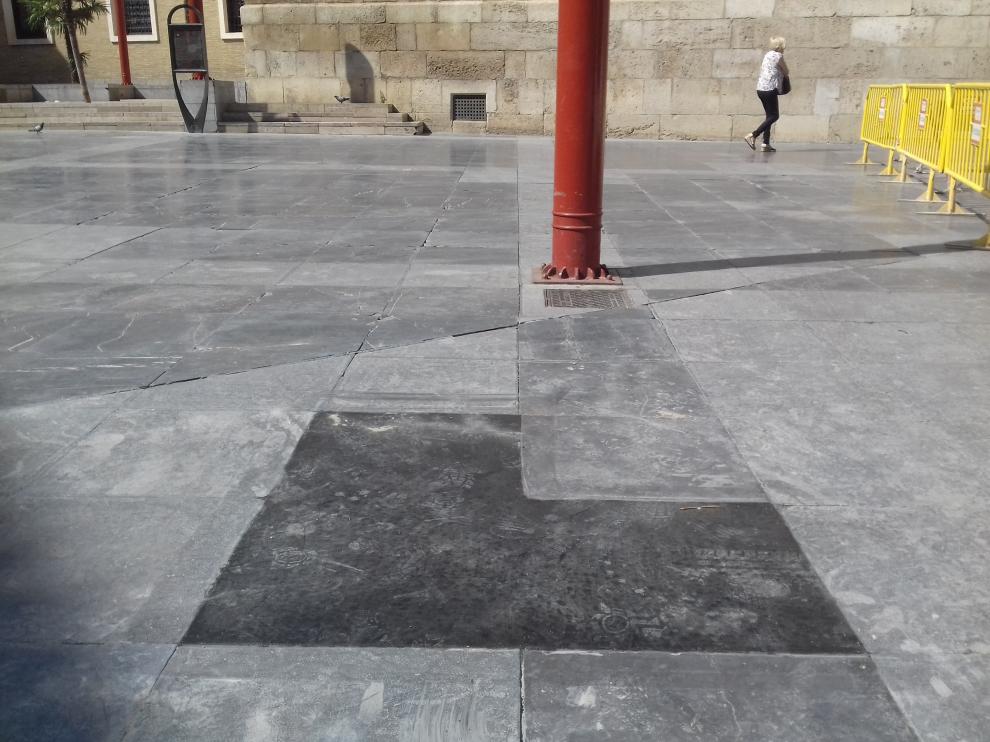 En la plaza de San Bruno se están cambiando algunas baldosas de piedra por una mezcla de cemento y grava.
