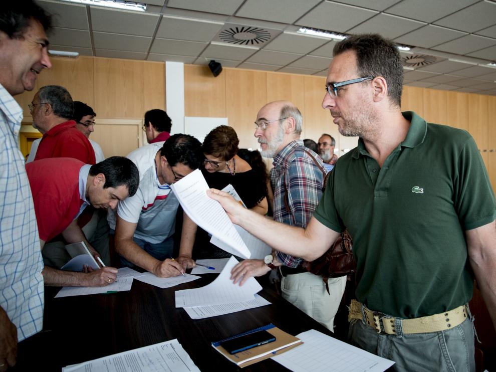 Varios investigadores firman el manifiesto el día que se presentó el pasado día 3 en el campus Río Ebro.