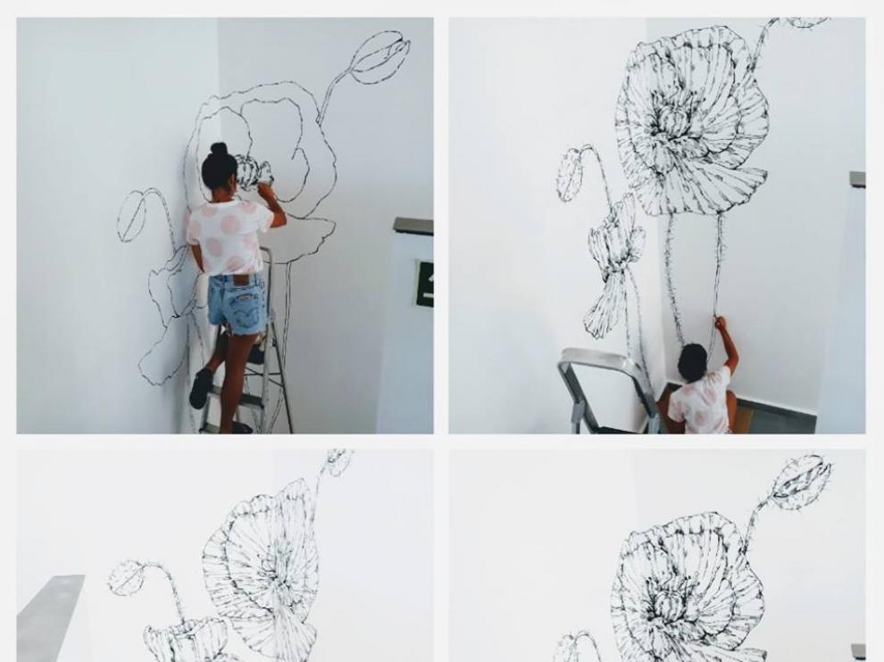 La artista Erica con C decora las paredes del centro.