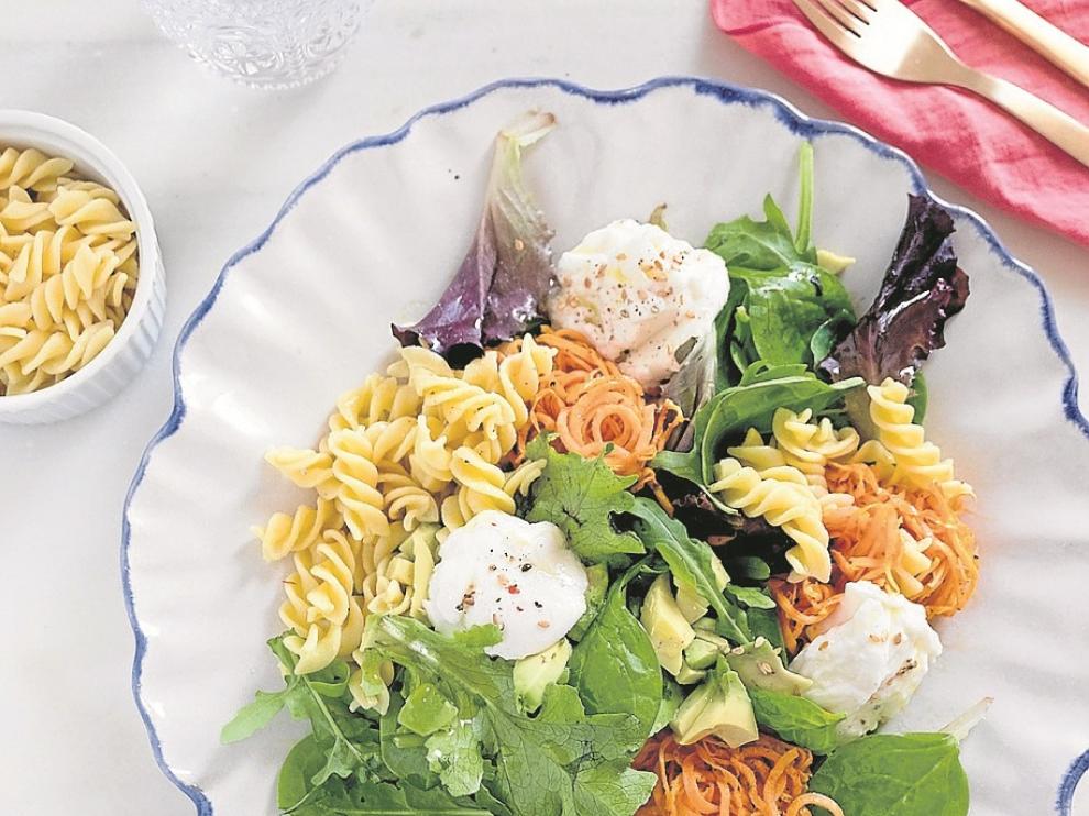 Ensalada de pasta y nidos de boniato.