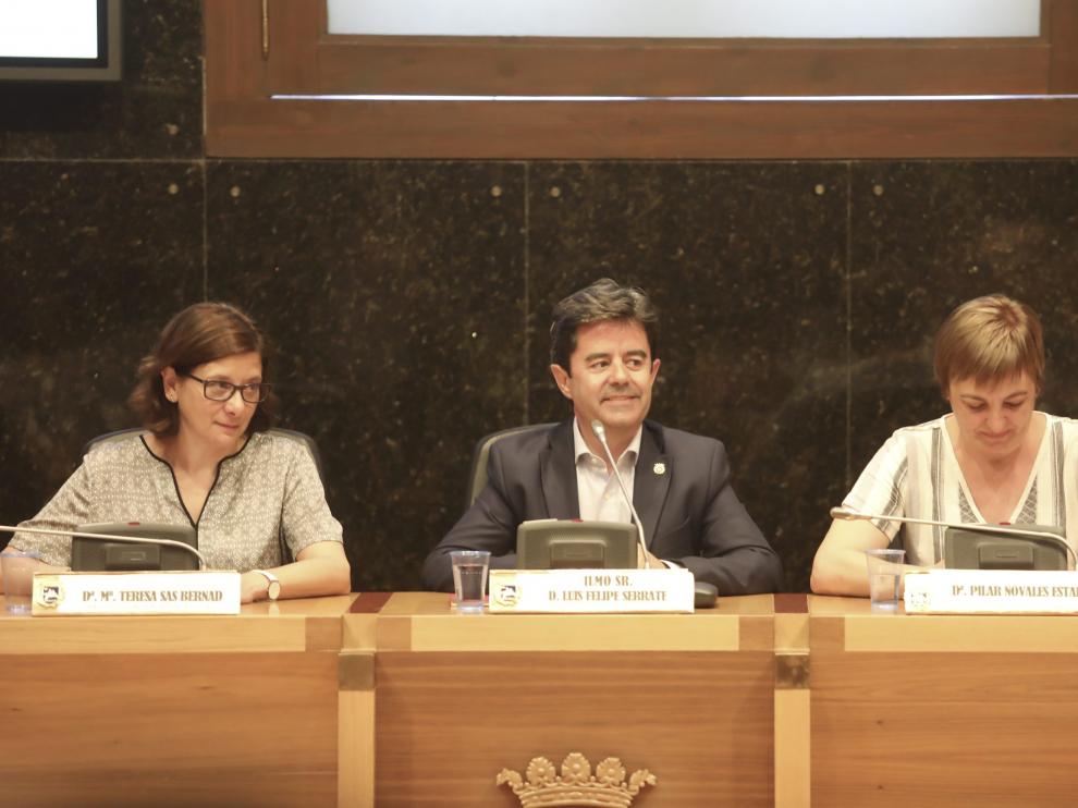 El alcalde, Luis Felipe, y las concejalas Teresa Sas (i) y Pilar Novales durante el último pleno.