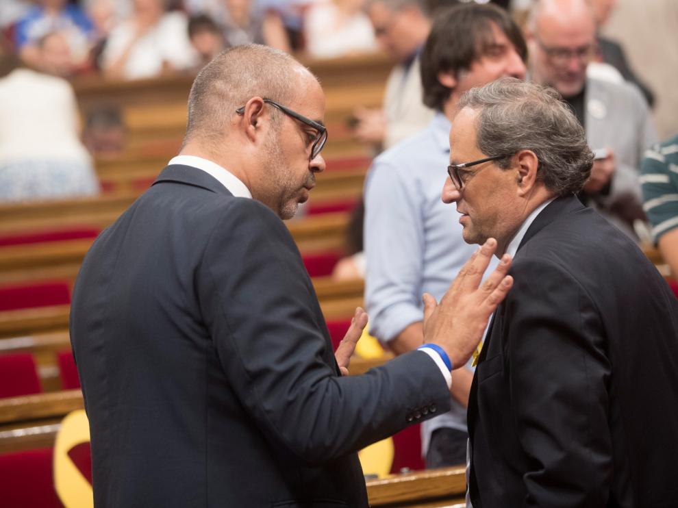 El presidente de la Generalitat, Quim Torra y el conseller de Interior Miquel Buch (izda.), tras la suspensión este mediodía del pleno.