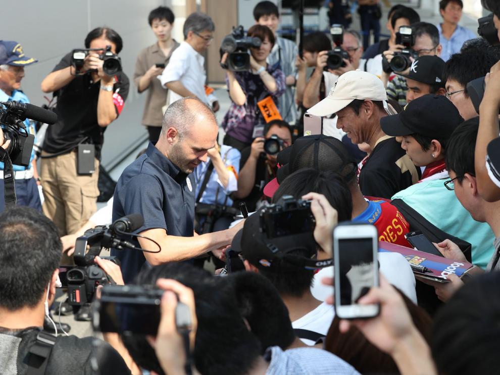 Iniesta firmando autógrafos a los seguidores del Vissel Kobe