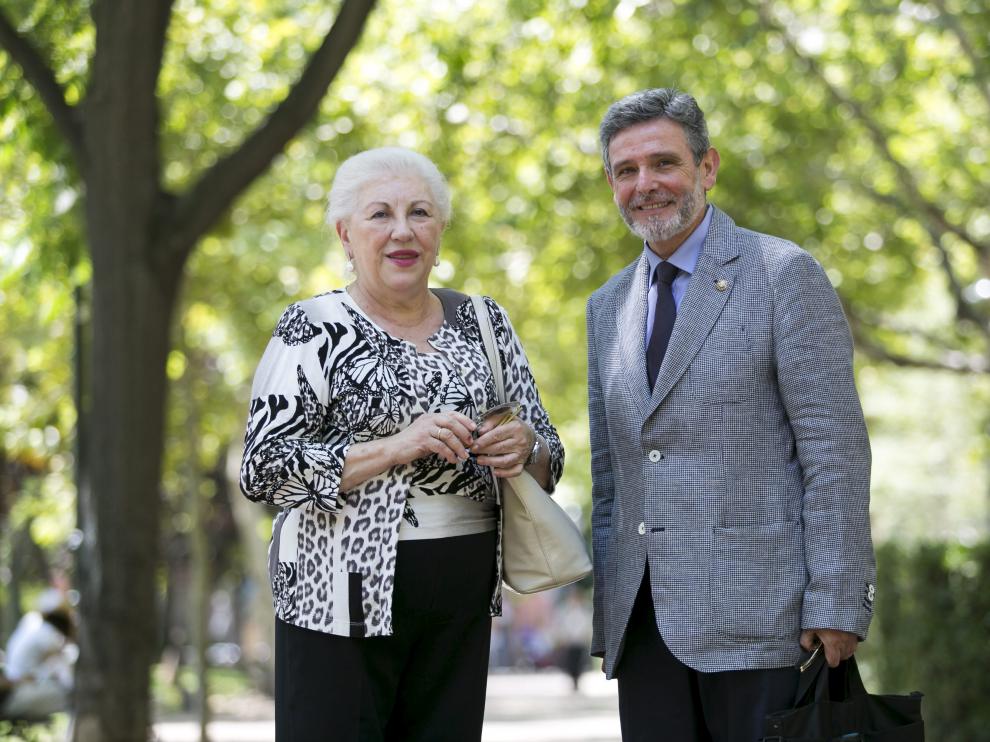 Soledad Vicente, médico jubilada de manera forzosa,junto a Pedro Altaba, su abogado.