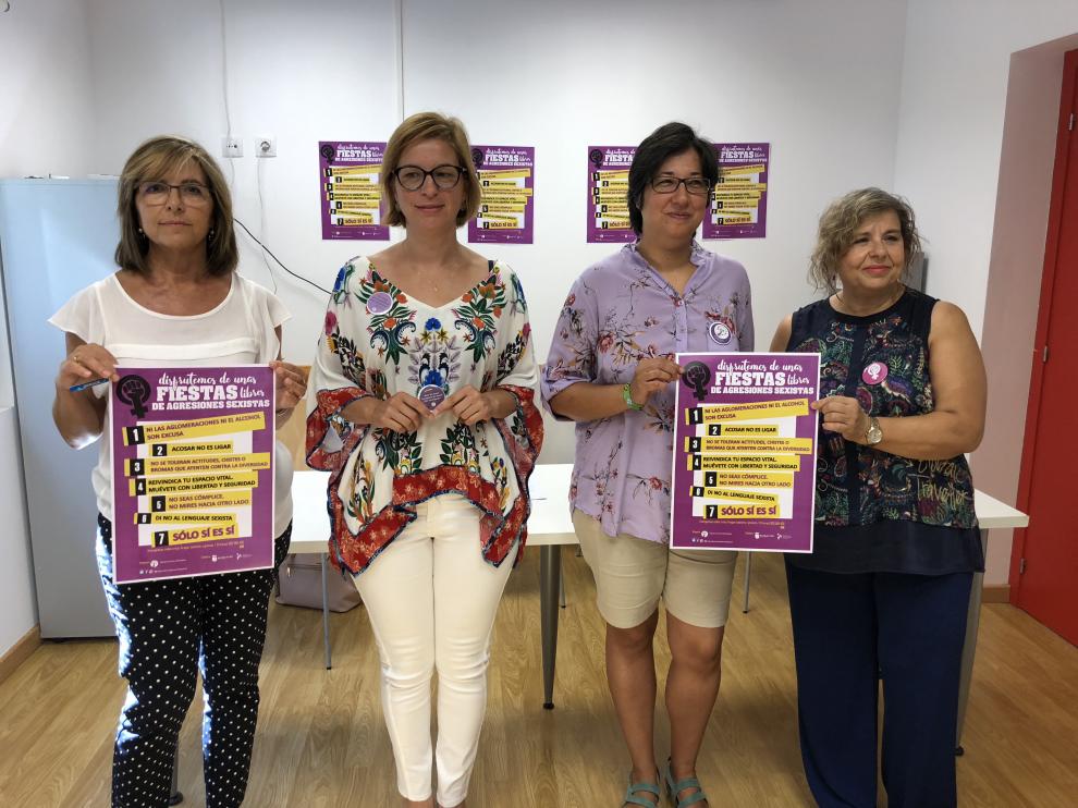 La consejera comarcal Inma Subías, Minerva Muñoz, Maribel Villanueva, del Colectivo Feminista, y la concejala María José Grande, con el cartel.