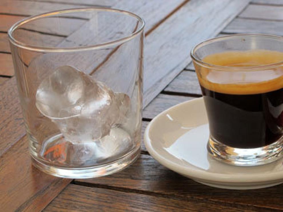 El café y la peineta
