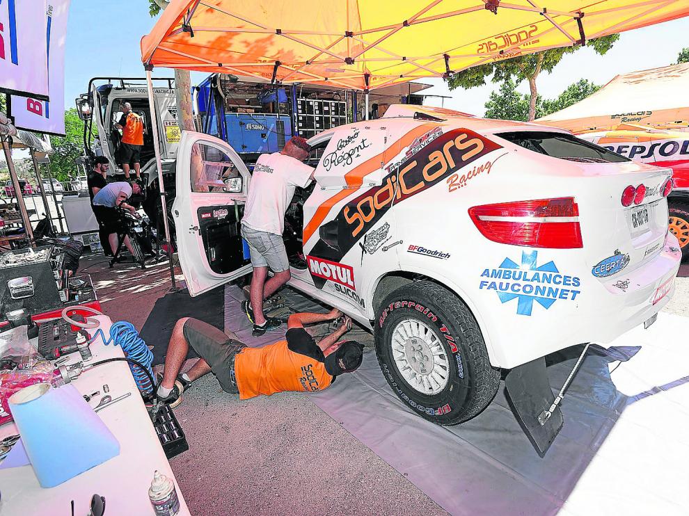 Un equipo revisa a fondo el coche que competirá el fin de semana antes de llevarlo a la zona de verificaciones técnicas.