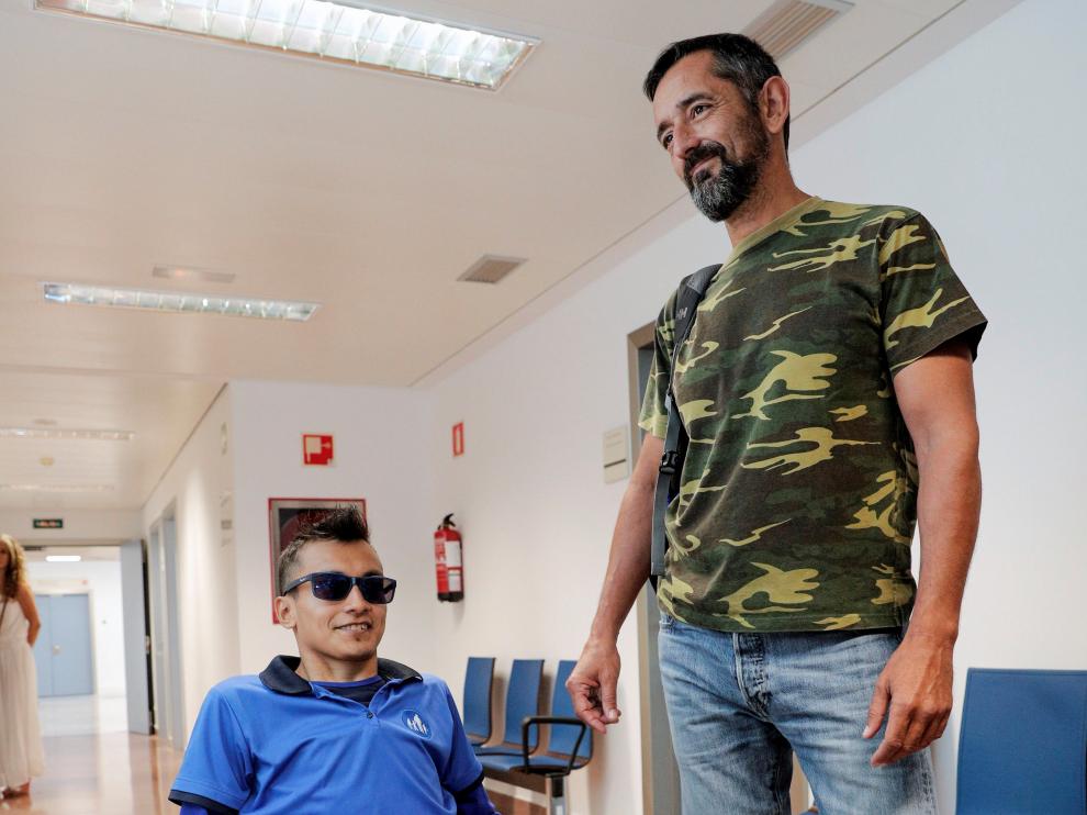 Wilmer Arias y Pedro Cavadas, este jueves en el Hospital de Manises.