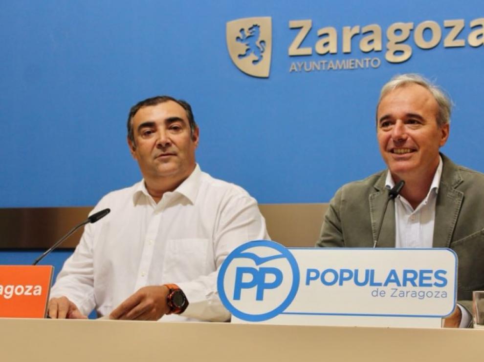 Alberto Casañal y Jorge Azcón, esta mañana, en la sala de prensa del Ayuntamiento.