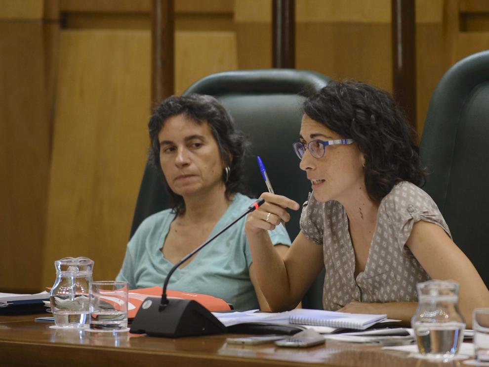 La vicealcaldesa Luisa Broto y la concejal Elena Giner, durante una comisión del área.