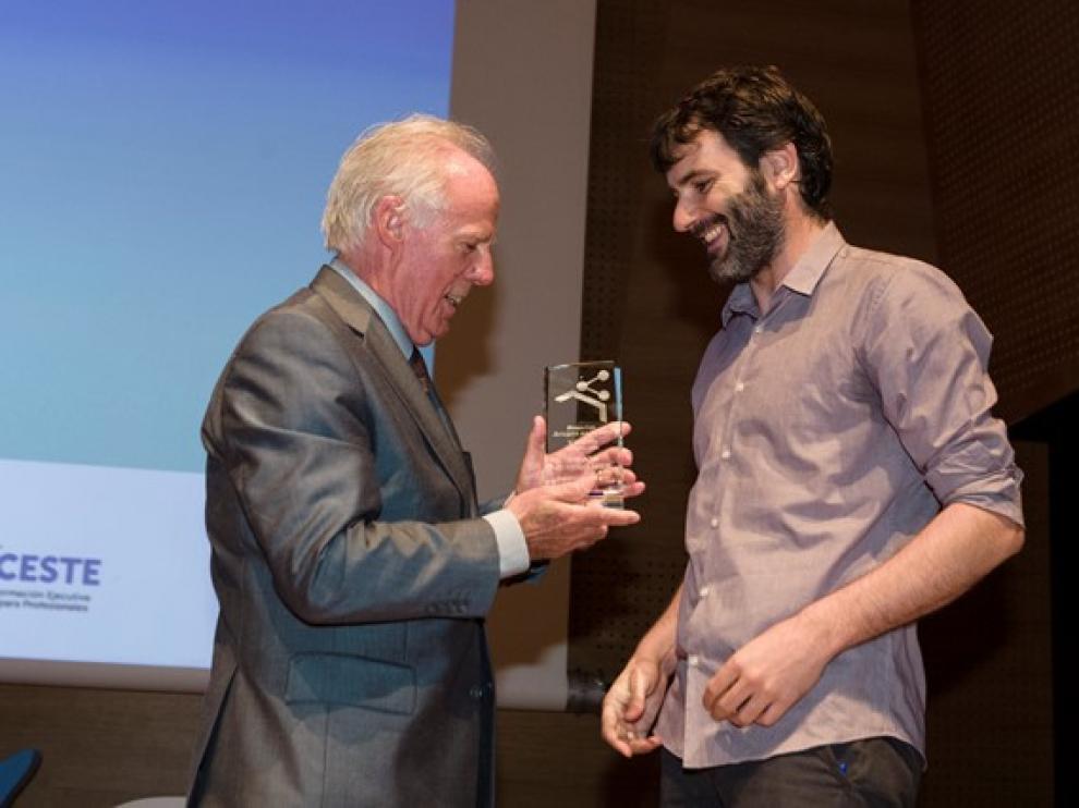 Jose María Marín, presidente de Ceste, entregó el galardón a Fernando Blasco, director multimedia de Sumun.