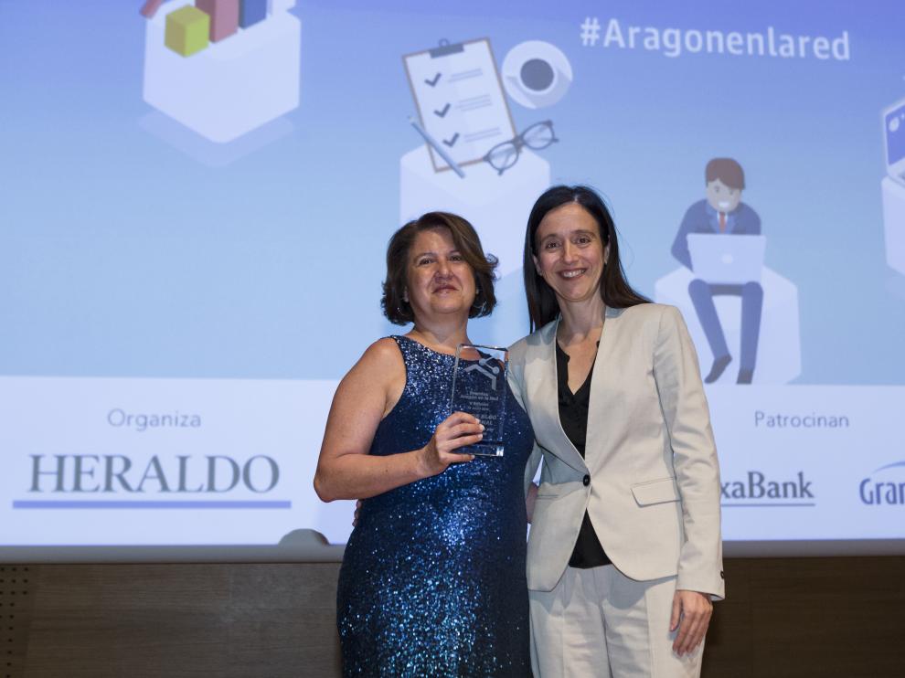 La gerente de Grancasa, Susana Betrán, entregó el premio a Mercedes Alonso-Genis, autora de 'MomDislexia'.