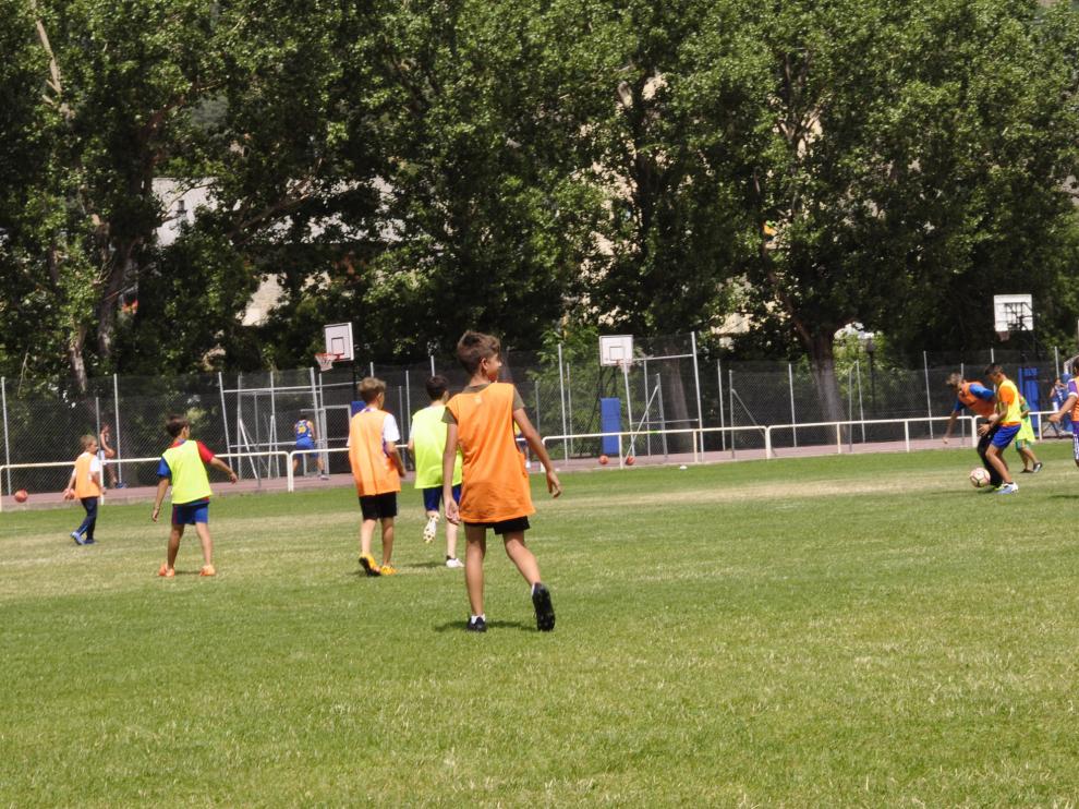 Campamentos de fútbol y multiaventura de la Asociación Ibón de Plan