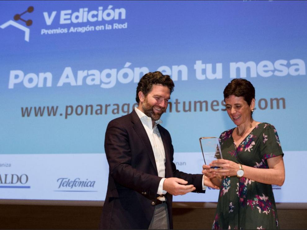 Íñigo de Yarza, vicepresidente de HENNEO, hace entrega del premio a la mejor web de Administración a Rosa Rived.