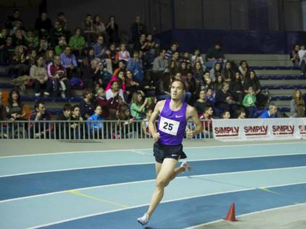 Toni Abadía, durante el Trofeo Ibercaja-Ciudad de Zaragoza en pista cubierta
