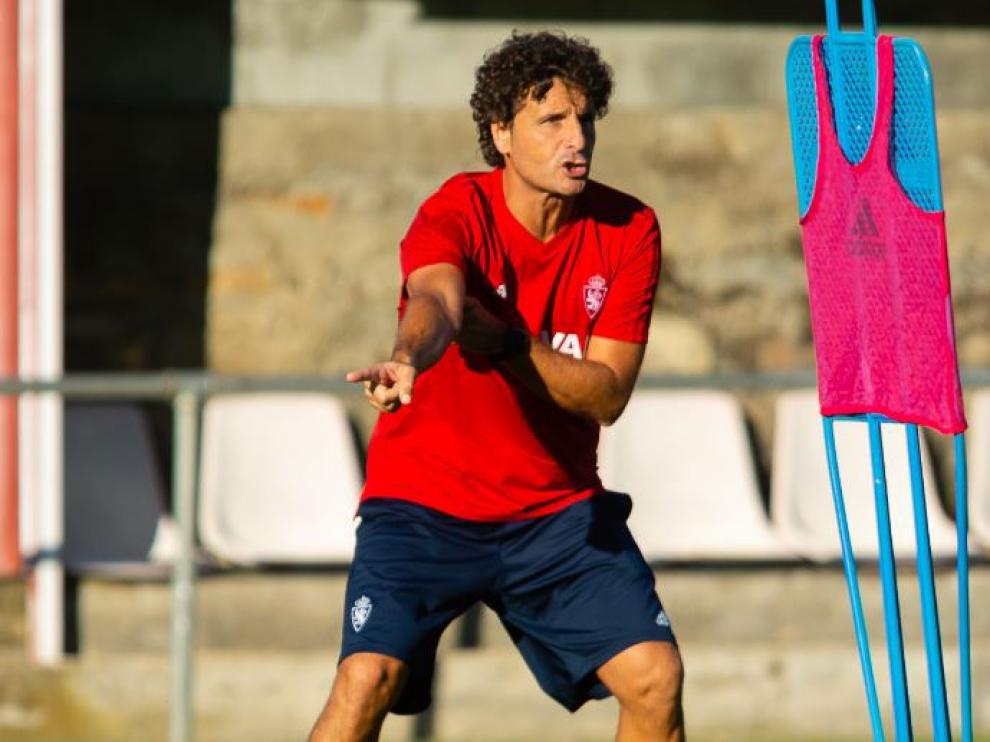 Imanol Idiakez, en uno de sus expresivos gestos cuando explica las cuestiones tácticas a la plantilla sobre el césped.