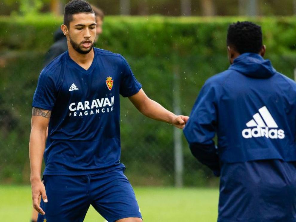 Medina e Igbekeme (de espaldas), en el entrenamiento del pasado lunes en Boltaña, antes de que cayera lesionado el colombiano.