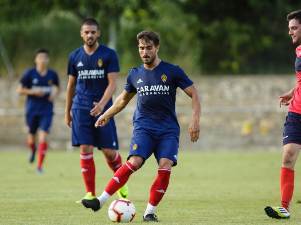 Verdasca, por detrás de Javi Ros, ambos en papel de centrocampistas en el partido frente al Boltaña.