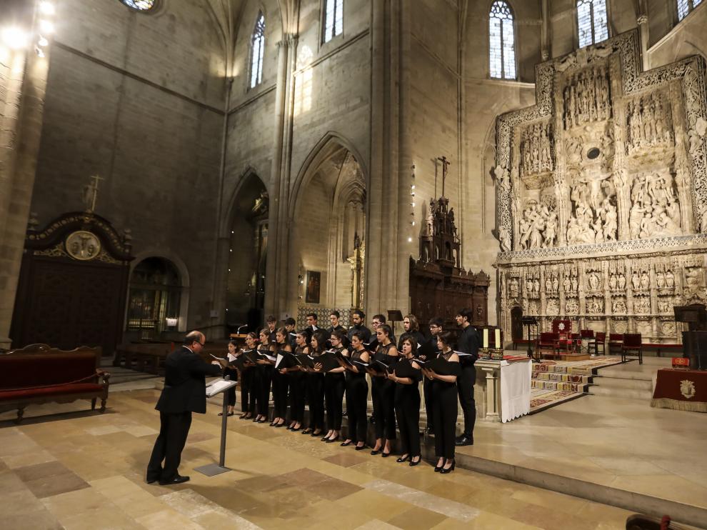 El coro Órganum, durante la actuación del jueves en la catedral de Huesca.