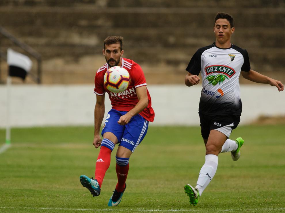 Benito despeja un balón durante el Tudelano-Real Zaragoza de este sábado.