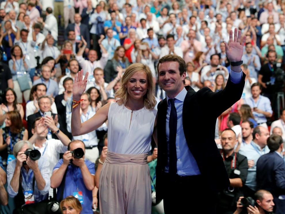 El nuevo presidente del PP, Pablo Casado, junto a su esposa Isabel Torres.