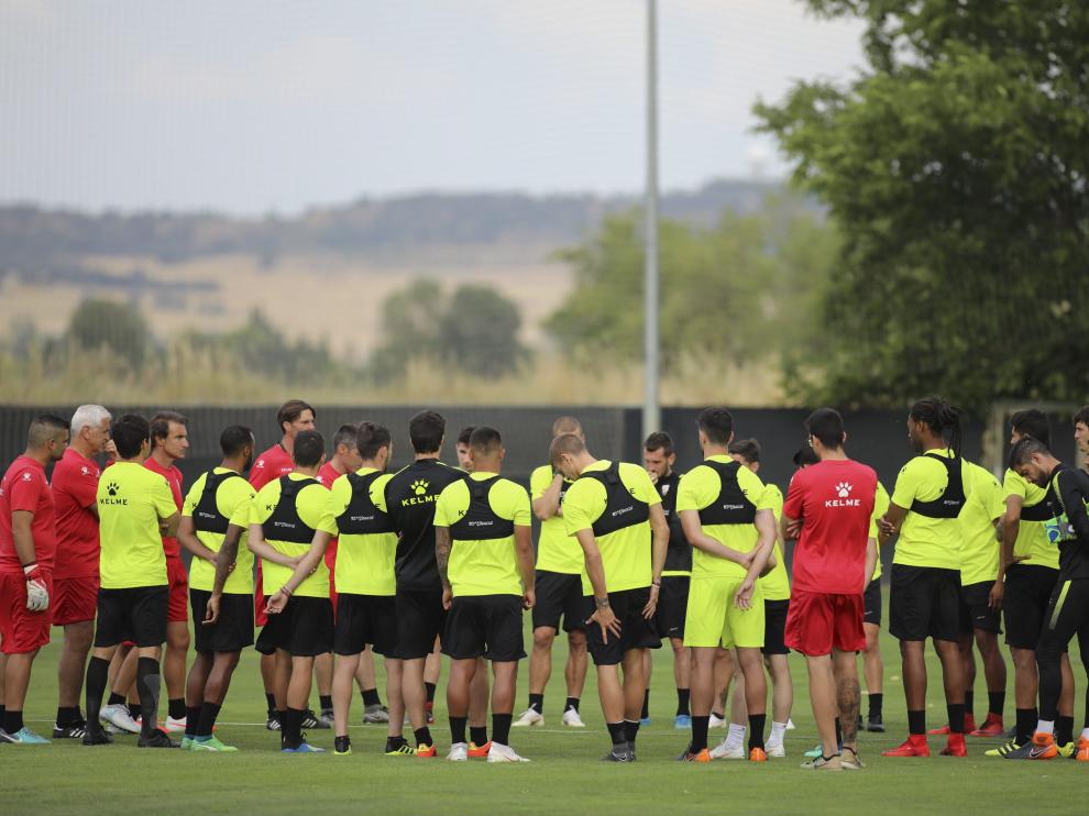 Leo Franco se dirige a sus futbolistas durante el entrenamiento del pasado viernes en el Montearagón.