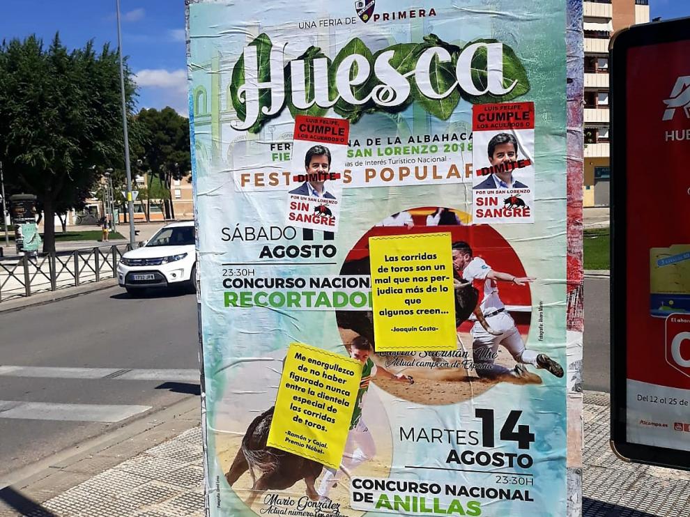 Uno de los carteles sobre lo que se han colocado mensajes antitaurinos y fotos del alcalde de Huesca.