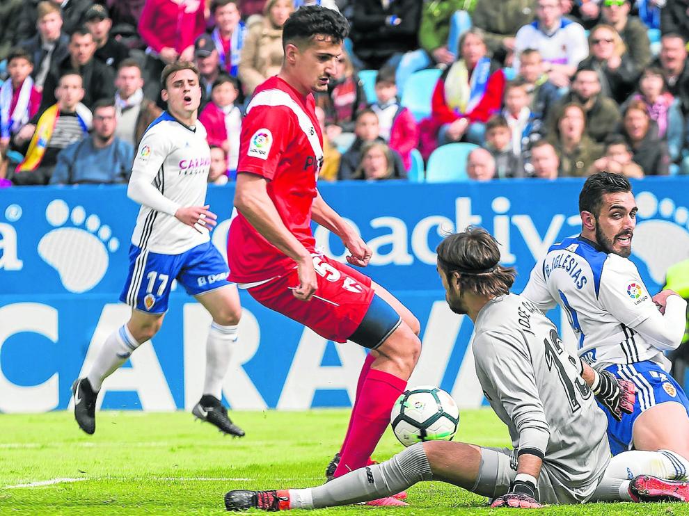Álex Muñoz, en un acción defensiva en el Real Zaragoza-Sevilla Atlético de la pasada campaña.