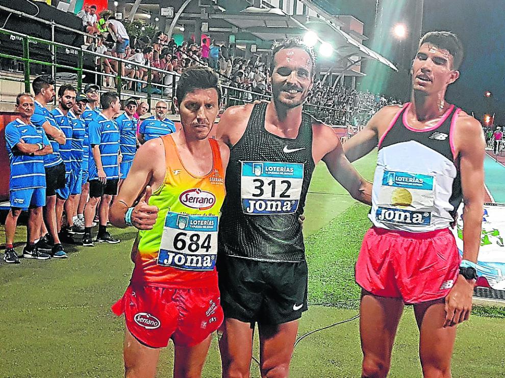 Toni Abadía centro, feliz tras la carrera junto a Adel Mechaal derecha y Juan Antonio Pérez.