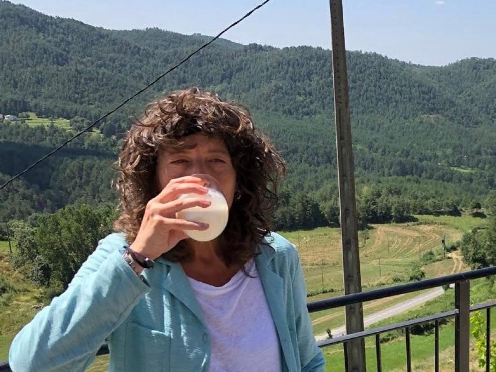 La consejera de Agricultura catalana, Teresa Jordà, bebiendo leche cruda.