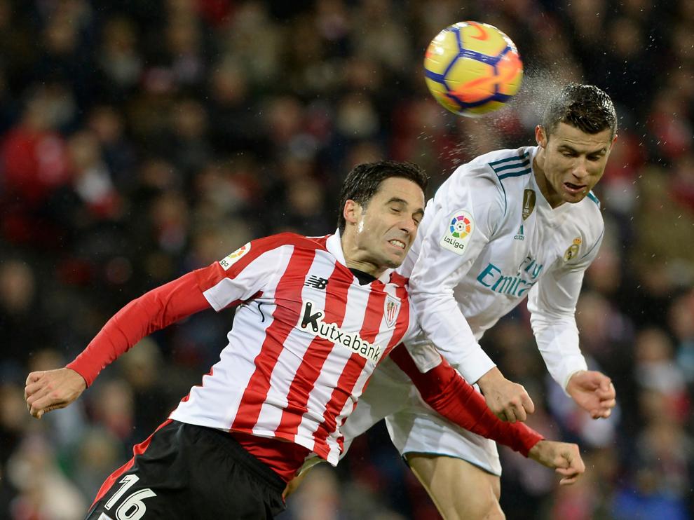 El defensa pugna con Cristiano Ronaldo por un balón durante un Athletic-Real Madrid.