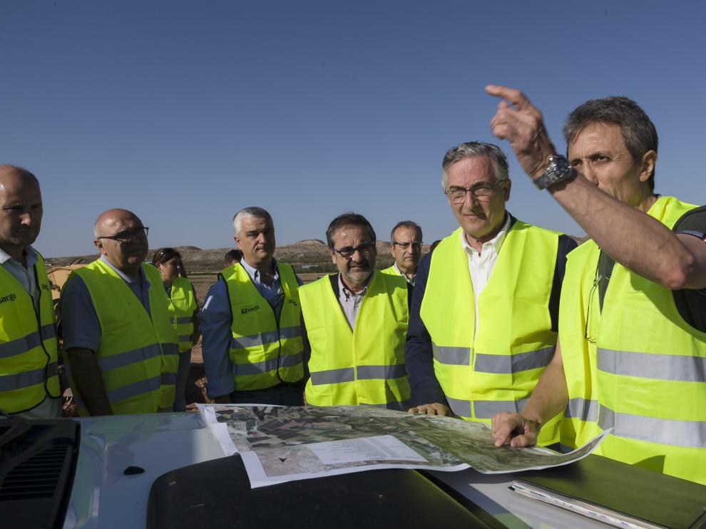 Visita de Olona a las obras tras la última crecida del Ebro en Quinto. Las 550 reparaciones provocadas por la última riada del Ebro concluirán en dos meses