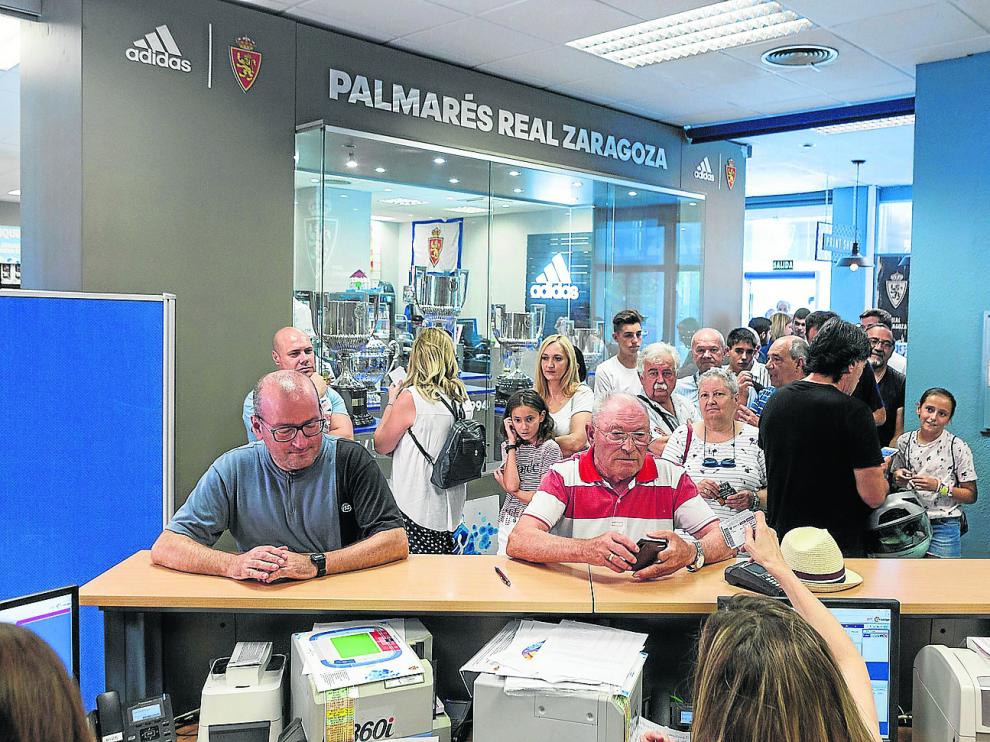 Desde el primer momento, los aficionados han respaldado masivamente la campaña de abonados.