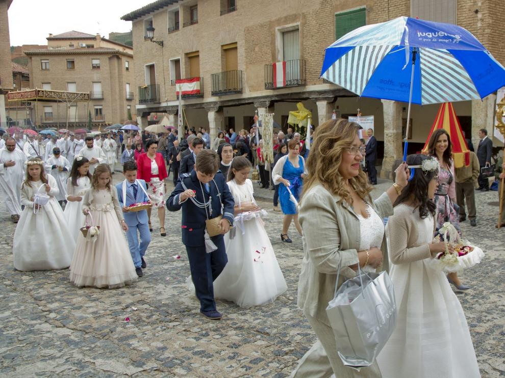 Los niños que han hecho la primera comunión en el último año participan en la procesión de los Sagrados Corporales de Daroca.