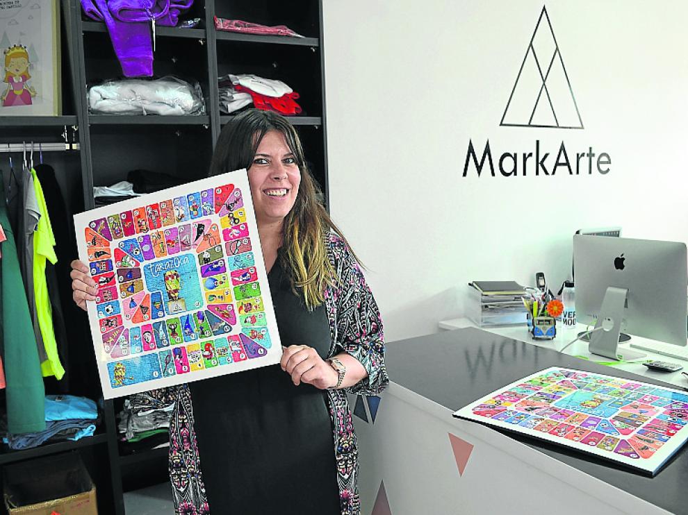 La diseñadora turiasonense, junto al tablero.
