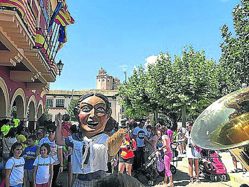 La comparsa de cabezudos, junto a las charangas, durante las fiestas de 2017.