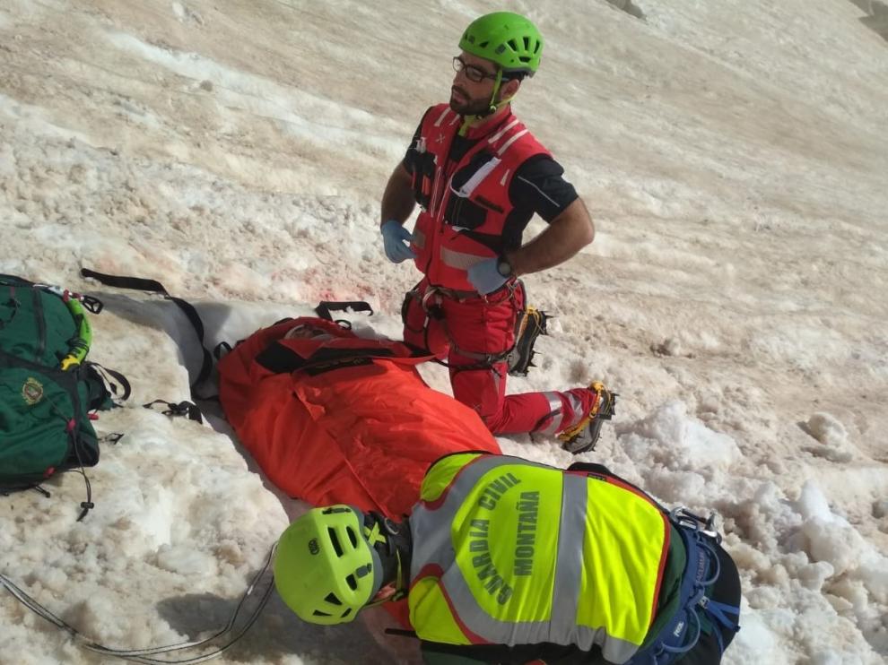 Auxilio de un montañero herido tras caerse en un nevero del Portillón Superior el pasado 11 de julio
