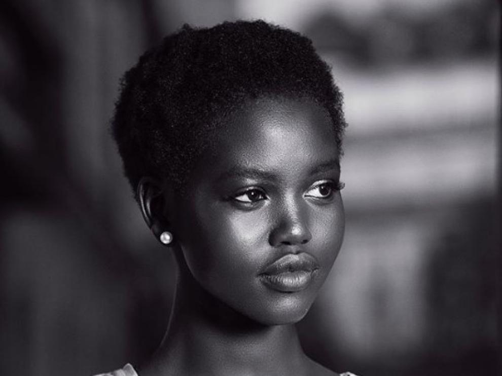 De refugiada a modelo de Chanel, la increíble historia de la sudanesa Adut Akech