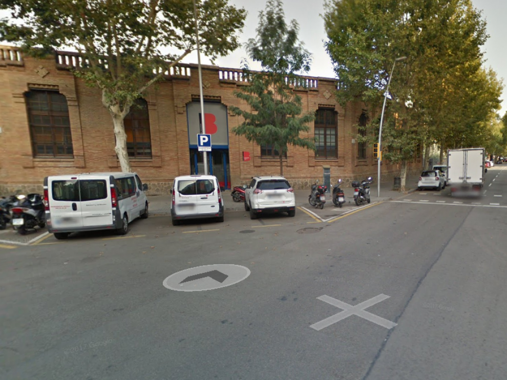 Calle de Ramon Turró en Poblenou, donde se ha localizado el vehículo con los dos hombres heridos.