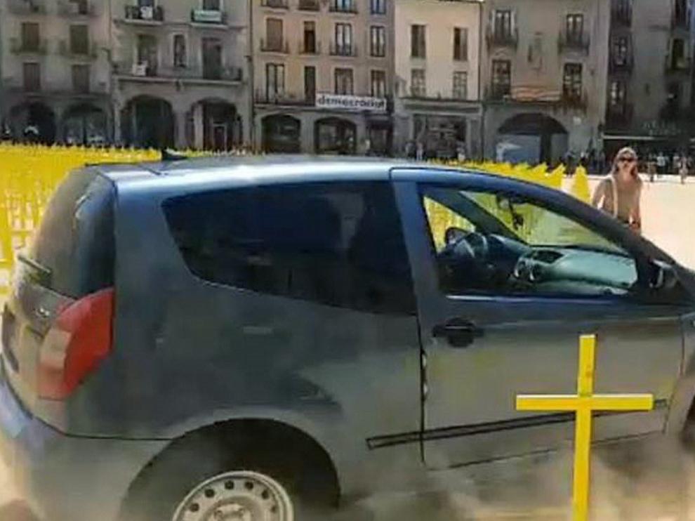 Un coche arrolla las cruces amarillas por los presos en la plaza de Vic
