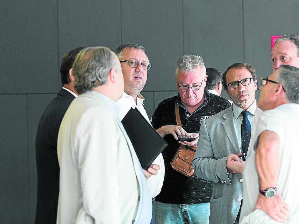 Alfonso Gómez, director general de Energía (a la izda. con gafas), junto a Luis Gómez y el director del Inaga, Jesús Lobera.