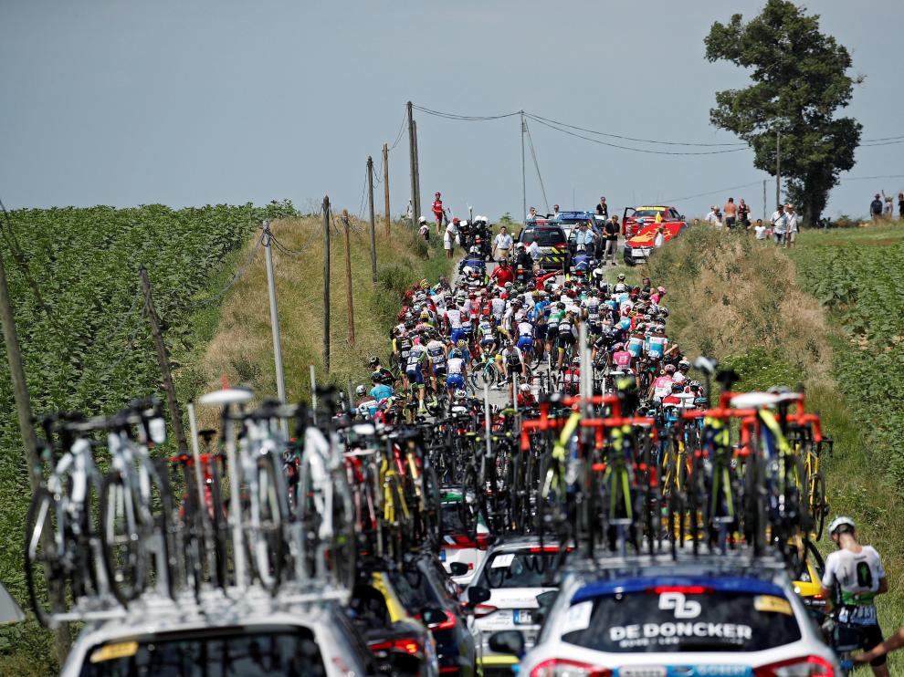 Corredores durante la decimosexta etapa del Tour de Francia.
