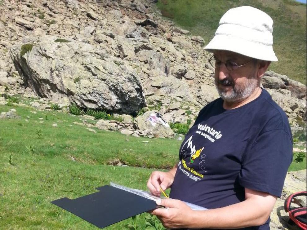 Alfonso, voluntario del programa Ciencia ciudadana, anota sus mediciones.
