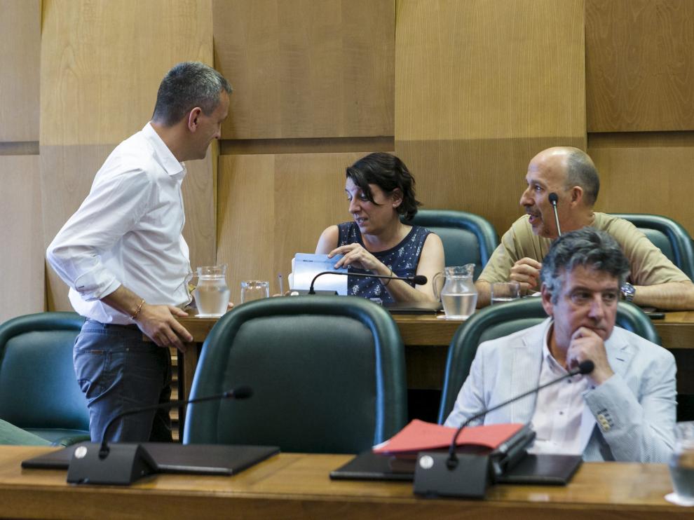 Rivarés charla con los ediles de CHA, Leticia Crespo y Carmelo Asensio. Trívez, en primer término.