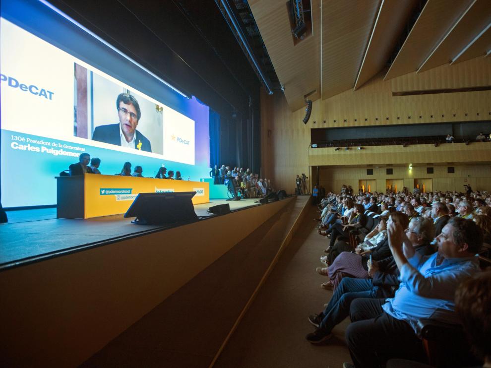 Puigdemont controla desde la pantalla la asamblea del PDECat.