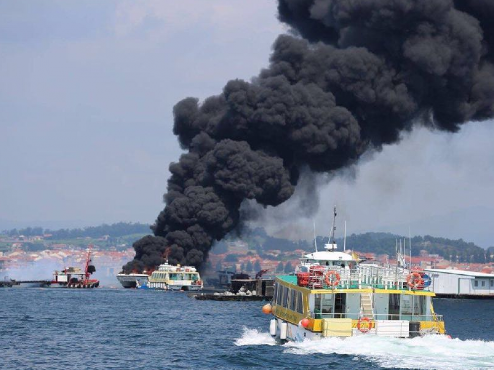 Imagen del catamarán en llamas.