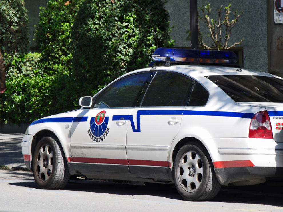 El agente de la Ertzaintza fue ingresado con varios pinchazos de arma banca que le causaron heridas de pronóstico reservado.
