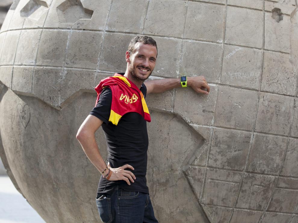 Toni Abadía posa con la camiseta de la selección española en las calles de Zaragoza