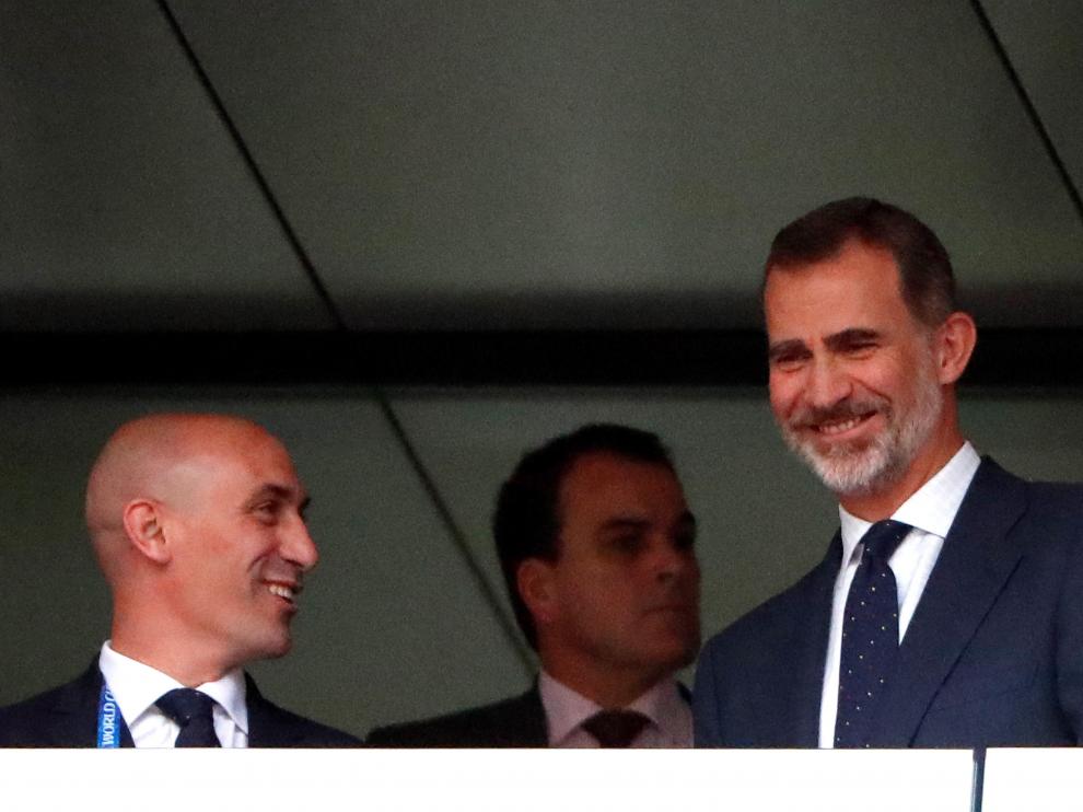 El rey Felipe VI sonríe acompañado del presidente de la RFEF, Luis Rubiales, durante Mundial de Rusia