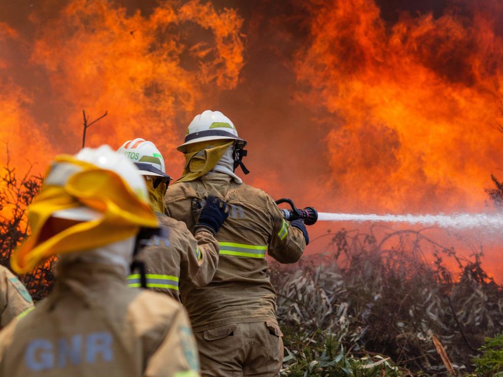Efectivos de las fuerzas armadas luchando contra el fuego en Portugal, en junio de 2017.